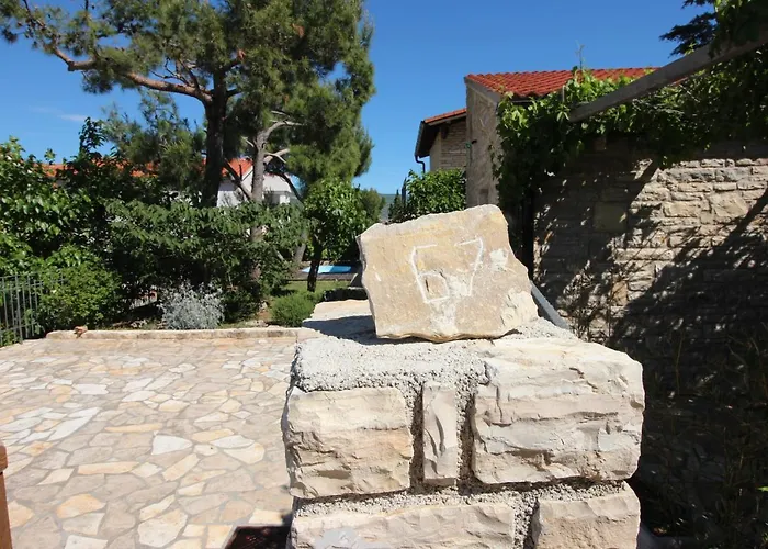 Stone House Skrivena *