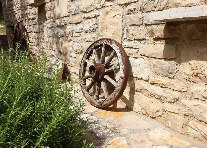 Stone House Skrivena بيت للعطل *